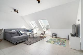Deze woning is gelegen nabij het centrum van Zele. <br />Vlot bereikbaar en op fiets- en wandelafstand van openbaar vervoer/station Zele, de markt, winkels en scholen. <br />Indeling: Ruime woonkamer met open keuken met aangrenzend groot terras. Berging, 3 slaapkamers, badkamer met ligbad en inloopdouche. Op het gelijkvloers is er ook nog een berging. Autostaanplaats overdekt met carport. <br />E-peil: 30<br /><br />Huurprijs: €1100/maand + €50 vaste kosten<br />Vrij vanaf: 01/09/2026