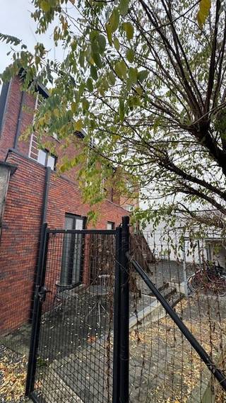 <strong>Leuven: Studentenkamer van 16 m2 te koop </strong><br /><br />Op zoek naar een slimme investering of een kwalitatief kot voor uw studerende zoon of dochter?<br />Deze moderne studentenkamer van 16 m² met eigen badkamer en gedeelde keuken ligt centraal in Leuven – op wandelafstand van de universiteiten en hoge scholen, winkels, openbaar vervoer, gezellige cafés en restaurants. <br /><br /><strong>Indeling:</strong><br />Inkomhal, bureau, slaapkamer, badkamer, gemeenschappelijke keuken. <br /><br /><strong>Troeven: </strong>
<ul><li>Instapklaar </li><li>Moderne afwerking </li><li>Locatie: Leuven </li><li>Eigen badkamer met douche en toilet</li></ul>
<br />Meer informatie? Contacteer Parel Vandereyken op parel@vastgoedvandendries.be of op +32474921301