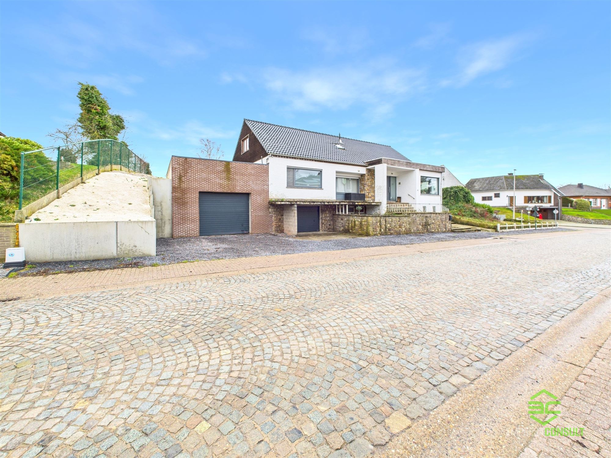 Instapklare gezinswoning met 6slpk en grote aparte garage! - foto 3