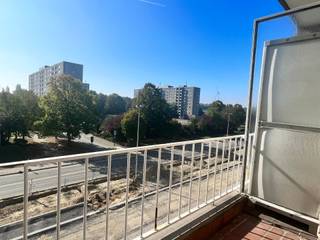 Surf naar www.abricasa.be en plan jouw verhuurafspraak in samen met onze digitale assistente Alice!Ruim en lichtrijk 3-slaapkamerappartement in EkerenBij het betreden van het appartement kom je terecht in de inkomhal, die toegang geeft tot de verschillende ruimtes. De woonkamer is bijzonder ruim en geniet dankzij de grote raampartijen langs verschillende zijden van veel natuurlijke lichtinval en een aangenaam open uitzicht.De aparte keuken is praktisch ingericht en voorzien van een kookvuur en vaatwasser. Aansluitend bevindt zich een klein terras, ideaal om even van de buitenlucht te genieten.Het appartement beschikt verder over drie slaapkamers. Twee hiervan zijn ruime volwaardige slaapkamers. De derde kamer is iets compacter en kan perfect gebruikt worden als bureau, dressing, hobbyruimte of kleinere slaapkamer.De badkamer is uitgerust met een douche en lavabomeubel. Daarnaast is er een apart toilet. Extra praktisch is de afzonderlijke bergruimte met aansluitingen voor een wasmachine en droogkast.Dankzij de ruime indeling, drie kamers en de grote hoeveelheid natuurlijk licht is dit een aangenaam appartement met heel wat mogelijkheden.- NIET GEMEUBELD- EPC: 249 kWh/m²jaar - Maandelijkse kosten: 50,- euro bevatten: privatief water en onderhoud en verbruik gemene delen - Huurwaarborg: 3.210,- euro (3 maanden huur) - Beschikbaar: onmiddelijk- Type contract: Bepaalde duur (1 jaar) (nadien verlengbaar)- Adres: Ferdinand verbieststraat 55 bus 302 - 2180 Ekeren Wens je jouw huis, appartement, bouwgrond of opbrengsteigendom te verkopen? Op zoek naar een vastgoedmakelaar voor de verhuur of het beheer van jouw eigendom(men)? Abricasa staat voor een persoonlijke én actieve vastgoedbegeleiding van A tot Z! Bel ons voor een vrijblijvende afspraak op 03 259 04 04 of spring binnen op ons kantoor te Kasteelstraat 58 - 2000 Antwerpen!
