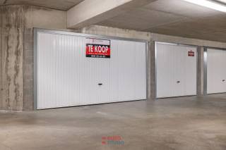 In de Residentie Lectus I, centraal gelegen in het hart van Nieuwpoort-Bad, bevindt zich deze vlot inrijdbare dubbele garagebox.Dankzij de praktische...