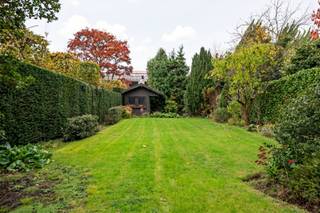 <div>
<div>
<div>
<div>
<p>Deze ruime woning is gelegen op een van de meest gegeerde locaties van Linkeroever. De oorspronkelijke structuur dateert van 1961 en biedt een solide basis om te verbouwen tot een stijlvolle en hedendaagse gezinswoning. Een absolute troef is de prachtige, zuidwest georiënteerde tuin, een oase van rust en groen, ideaal om te genieten van zon en privacy. Indeling: Via de inkomhal bereikt men de lichtrijke leefruimte met open haard en grote raampartijen die zorgen voor een overvloed aan natuurlijk licht en een mooi zicht op de tuin. Aansluitend bevindt zich ook de keuken. Op de eerste verdieping bevinden zich drie ruime slaapkamers en een badkamer. De bovenste verdieping is volledig ingericht en beschikt over een extra badkamer en een terras. Dankzij de aparte toegang is deze ruimte ideaal als vierde slaapkamer, gastenverblijf of polyvalente ruimte. Verder beschikt de woning over een ruime kelderverdieping en een inpandige garage. Met zijn uitstekende ligging, ruime bewoonbare oppervlakte en grote tuin biedt deze woning de ideale basis om volledig naar eigen smaak en wensen in te richten.</p>
</div>
</div>
</div>
</div>
<div>
<div>
<div><span>Gelegen op Linkeroever op wandelafstand van het Sint Annastrand. U woont hier op een ideale uitvalshoek voor rust en ontspanning na een bruisend bezoek aan de stad.<br /><br />EPC: C - Vg, Wg, Gmo, Gvkr, Gvv - P + G score: B<br /></span></div>
</div>
</div>