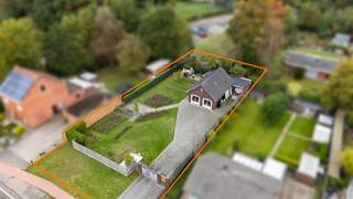 Bouwgrond van 1115 m², zuid gelegen voor open bebouwing inclusief dubbele garage van circa 114m² die momenteel bewoond is en ingericht als noodwoning.
Momenteel wordt ook alles verhuurd.

Dit goed is zuidelijk gelegen te Grens 81 in Arendonk kortbij de Nederlandse grens.

Bouwgrond voor open bebouwing met een perceelbreedte van 23,5 meter.

Alle nutsvoorzieningen zijn al aanwezig inclusief al een kelder van 8 m², regenwaterput, terras, poort en oprit.

Geen overstromingsgebied, blanco bodemattest en laag KI van € 375. 

De dubbele garage die nu ingericht is, daar is echt alles voorzien zoals op het gelijkvloers de living + keuken met afwasmachine, spoelbak, kookplaat met dampkap en koelkast met daarnaast een zeer praktische voorraadberging.

Op het eerste verdiep zijn er 3 slaapkamers, waarvan 1 grote en 2 kleintjes, badkamer en berging.

De verwarming is op aardgas (nieuwe aardgasketel geplaats in 2024), er is dubbele beglazing en rolluiken, de epc waarde is 220.

Ideaal ook voor starters die hier al willen wonen en zelf nog bouwen !
Na het bouwen kan de dubbele garage uiteraard blijven en dient men uiteraard in de gebouwde woning te wonen.

Momenteel geen domicilie mogelijk, enkel vanaf hier een woning gebouw wordt.

Voor verdere informatie kan U steeds terecht op ons kantoor. 014/82.15.15.