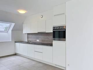 Appartement récent avec 2 chambres, terrasse et parking privé dans un quartier calme du centre de Poperinge. Disponible à partir du 1/7/2025.Dans...