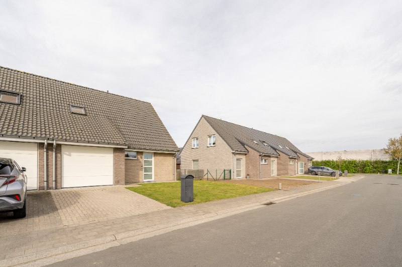 Halfopen bebouwing met praktische indeling in rustige woonwijk - foto 2