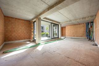 <p><strong>Casco handelspand op toplocatie in Ravels – Project Bloemenhof</strong></p>
<p>Bent u op zoek naar een commercieel interessant pand op een zichtbare en centrale ligging? Ontdek deze casco handelsruimte in het stijlvolle nieuwbouwproject Bloemenhof, gelegen in het hart van Ravels.</p>
<p>Handelsruimte A.0.5 bevindt zich op het gelijkvloers van gebouw A en biedt een bruikbare oppervlakte van 70 m². Dankzij de casco oplevering geniet u van volledige vrijheid om de inrichting en afwerking volledig af te stemmen op uw eigen concept en noden.</p>
<p>De ligging is een absolute troef: centraal in Ravels en recht tegenover het cultureel centrum, wat zorgt voor een constante passage en uitstekende visibiliteit. Bovendien bevindt zich vlakbij een ruime publieke parking, wat het pand extra toegankelijk maakt voor klanten en bezoekers.</p>
<p>Als extra pluspunt beschikt het handelspand over een privatief terras van 10 m² – ideaal voor extra commerciële invulling of een aangename buitenruimte.</p>
<p>Kortom, een uitstekende opportuniteit voor ondernemers of investeerders die willen inzetten op een strategisch gelegen handelspand met veel potentieel.</p>
