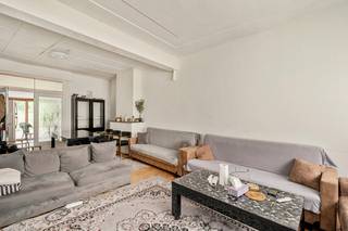 Ben je op zoek naar een ruime gezinswoning met enorm veel potentieel op een toplocatie in Lier? Zoek niet verder!<br /><br />Deze ruime gesloten bebouwing biedt met 156 m² aan bewoonbare oppervlakte alle ruimte die een modern gezin zich kan wensen. Dankzij het EPC-label D stap je bovendien binnen in een huis zonder renovatieplicht waar je met enkele slimme, kleine renovaties/opfrissingen een heel fijne gezinswoning van maakt!<br /><br /><strong>Ruimte, licht en comfort</strong><br />Bij het binnenstappen valt meteen op hoe royaal deze woning is opgezet. De leefruimte vormt het gezellige hart van het huis, met aansluitend een keukenruimte die uitkijkt op de tuin.<br /><br />Maar dé grote troef van deze woning? Dat zijn de 5 volwaardige slaapkamers. Of je nu droomt van een master bedroom, een aparte home office, een hobbykamer of een royale kinderkamer: hier kan het allemaal zonder in te boeten op comfort.<br /><br /><strong>Genieten in de tuin</strong><br />Achter de woning ligt een heerlijke stadstuin. Een fijne, private buitenruimte waar kinderen veilig kunnen spelen, je kunt genieten van een zomerse barbecue, of simpelweg tot rust komt na een drukke werkdag.<br /><br /><strong>Slimme investering: Groots effect met kleine ingrepen</strong><br />Met een EPC-label C scoort deze woning alvast prima op vlak van energiezuinigheid (geen renovatieverplichting!). Het grote voordeel? De basis is ijzersterk. Door het aanpakken van lichte, cosmetische renovaties — denk aan een frisse laag verf, een eigentijdse vloerafwerking of moderne details — creëer je hier met een beperkt budget en minimale moeite een maximaal resultaat en een enorme meerwaarde.<br /><br /><strong>Alle troeven op een rij:</strong><br />Toplocatie: Gelegen op de verbindende Lispersteenweg in Lier, vlakbij scholen, winkels, openbaar vervoer en het gezellige stadscentrum.<br />Ruimte in overvloed: 156 vierkante meter<br />Kamers: Maar liefst 5 slaapkamers!<br />Buitenruimte: Gezellige, private tuin.<br />Energie: EPC-label D (geen directe renovatieplicht).<br />Potentieel: Ideaal voor wie de handen uit de mouwen wil steken voor een groots effect.<br />Is dit jouw toekomstige thuis?<br />Wacht niet te lang en ontdek zelf het enorme potentieel van deze ruime gezinswoning tijdens een bezoek.<br /><br /><strong><em>Voor interactieve grondplannen met foto’s, ga naar www.wijns.be en klik op de knop “virtueel bezoek”. Ook alle documenten vind je daar.</em></strong><br /><br /><strong><em>Info & afspraak: Thomas Gilliams - </em></strong>☎<strong><em> 0473/11 44 44 - </em></strong>✉<strong><em> thomas@wijns.be</em></strong>