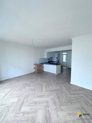 We enter the residence and enter a spacious living space of 34m² at the front of the apartment. Adjacent to the living space is the central...