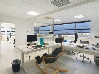 Bedrijfsgebouw op zichtlocatie langs de Ring/R32 te Roeselare.* Gelijkvloers:&gt; Showroom/kantoor van ca. 180m²:- 2 vergaderzalen, waarvan 1 grote vergaderzaal met veel lichtinval en 1 kleinere vergaderzaal- toonzaal/kantoor- sanitair en douche&gt; Loods/stockageruimte van ca. 295m²- Gedeelte van ca. 63m²: hoogte van ca. 2,7m (onder kantoor), poort van ca. 3mBx2mH- Gedeelte van ca. 87m²: hoogte van ca. 5,5m, poort van ca. 3,7mBx4,2mH, lichtstraat- Gedeelte van ca. 145m²: hoogte van ca. 3,4m, dubbele deur, lichtstraat, verwarming* Kantoor op 1e verdiep van ca. 240m²- open kantoor met veel natuurlijke lichtinval: systeemplafond met geïntegreerde verlichting, airco en verwarming- apart bureel van ca. 20m² met veel lichtinval- vergaderzaal van ca. 16m² met ingemaakte kasten- keuken- gescheiden sanitairRuime parking op eigen terrein voorzien van laadpunten.