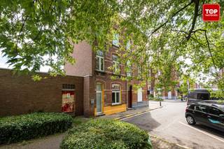 Instapklare, totaal gerenoveerde woning met EPC B op rustige en centrale ligging<br />De woning werd grondig vernieuwd en afgewerkt met kwalitatieve materialen, waardoor u zonder zorgen onmiddellijk kunt intrekken. Dankzij het gunstige EPC-label B geniet u bovendien van een energiezuinige woonst met een lager energieverbruik.<br /><br />Binnenin treft u een lichtrijke leefruimte, een moderne keuken, meerdere ruime slaapkamers en twee stijlvolle badkamers met hedendaags comfort. De combinatie van moderne afwerking en authentieke elementen zorgt voor een warme en aangename woonbeleving.<br /><br />Troeven op een rij:<br /><br />•    Totaal gerenoveerde woning <br />•    Instapklaar <br />•    Energiezuinig met EPC B <br />•    Moderne en kwalitatieve afwerking <br />•    4 slaapkamers <br />•    Twee badkamers <br />•    Kelderberging aanwezig <br />•    Rustige, maar centrale ligging <br />•    Nabij winkels, openbaar vervoer en invalswegen <br />•    Vlotte verbinding naar het stadscentrum <br /><br />Een ideale woning voor wie op zoek is naar ruimte, comfort en een uitstekende ligging. Contacteer ons vandaag nog voor een bezoek!