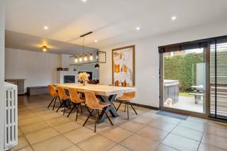 <p>Instapklare woning met handelsruimte – wonen en werken in perfecte harmonie</p>
<p>Ontdek deze recente, instapklare woning waar comfortabel wonen en professioneel werken naadloos samenkomen. Dankzij de aparte handelsruimte en doordachte indeling is deze eigendom uitermate geschikt voor een kangoeroewoning, een vrij beroep of een<strong> </strong>handelszaak.</p>
<p>De lichtrijke leefruimte met open keuken vormt het warme hart van de woning. Hier gaan gezelligheid en functionaliteit hand in hand. De ruime living biedt een directe toegang tot het zonovergoten terras met zomerbar, waar je in alle rust kunt genieten van een prachtig, open zicht op de omliggende natuur.</p>
<p>De woning beschikt over drie volwaardige slaapkamers, een praktische handelsruimte met aparte ingang en een moderne afwerking doorheen het volledige pand. Deze veelzijdige eigendom biedt tal van mogelijkheden voor wie wonen en werken wil combineren, zorg wil dragen voor familie, of een zelfstandige activiteit wenst uit te bouwen aan huis.</p>
<p>Een unieke opportuniteit voor wie ruimte, flexibiliteit en comfort weet te appreciëren.</p>
<h3>Ligging</h3>
<p>Ideaal gelegen met vlotte verbindingen naar Brugge, Torhout, Roeselare, Kortrijk en Oostende. Winkels, scholen, ziekenhuis, horeca en openbaar vervoer bevinden zich op wandel- of fietsafstand.</p>
<h3>Indeling</h3>
<p>Woongedeelte (gelijkvloers):</p>
<ul>
<li>
<p>Inkomhal</p>
</li>
<li>
<p>Ruime leefruimte</p>
</li>
<li>
<p>Open keuken</p>
</li>
<li>
<p>3 slaapkamers (20 m² – 20 m² – 16 m²)</p>
</li>
<li>
<p>Badkamer met inloopdouche</p>
</li>
<li>
<p>Dressing</p>
</li>
<li>
<p>Wasplaats</p>
</li>
<li>
<p>Apart toilet</p>
</li>
</ul>
<p>Handelsruimte:</p>
<ul>
<li>
<p>Gelijkvloers: ± 70 m²</p>
</li>
<li>
<p>Verdieping: ± 70 m² met berging, toilet en lavabo</p>
</li>
</ul>
<h3>Bijzonderheden</h3>
<ul>
<li>
<p>Ideaal voor kangoeroewoning, vrij beroep of handelsactiviteit</p>
</li>
<li>
<p>Rustige ligging met zicht op de velden</p>
</li>
<li>
<p>26 zonnepanelen</p>
</li>
<li>
<p>Airconditioning</p>
</li>
<li>
<p>Regenwaterput van 15.000 liter</p>
</li>
<li>
<p>Ruime parkeergelegenheid</p>
</li>
<li>
<p>Tuinhuis / berging</p>
</li>
</ul>
<p>Interesse in deze veelzijdige eigendom?<br />Contacteer Bruno via 0496 23 41 26 of bruno.vanthuyne@acasa.immo</p>