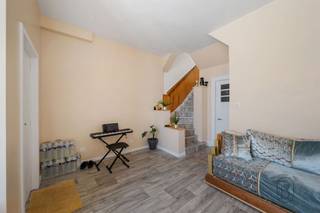 <p>Deze charmante, volledig gerenoveerde halfvrijstaande woning is ideaal gelegen in het hart van het stadscentrum en zal u zeker bekoren met zijn comfort en toplocatie.<br /><br />Momenteel verhuurd (maandelijkse huur van € 960).<br /><br />Op korte afstand van alle voorzieningen (winkels, scholen, openbaar vervoer) biedt deze woning een praktische en aangename woonomgeving.<br /><br />De woning is in 2022 volledig gerenoveerd en beschikt nu over moderne en functionele ruimtes, klaar om direct te betrekken.<br /><br />Of u nu een starter bent, wilt investeren of een jong stel zoekt, deze woning is een fantastische kans in het stadscentrum.<br /><br />Mis deze kans niet!<br /><br />Contact en informatie: +32 499 34 68 24 of anne-sophie@immobeguin.be</p>