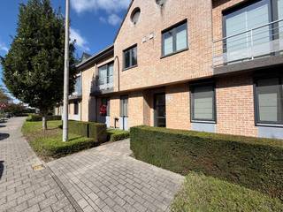 Ligging: <br />Het gelijkvloers appartement is zeer rustig gelegen doch zeer centraal. Alle faciliteiten die Geel te bieden heeft zijn op korte afstand terug te vinden (scholen, winkels, openbaar vervoer). <br /><br />Beschrijving: <br />Het appartement bestaat uit: <br />- Inkomhal met een apart toilet.<br />- Ruime leefruimte <br />- Open keuken volledig uitgerust met alle toestellen<br />- Badkamer met dubbele lavabo en ligbad<br />- 2 slaapkamers<br />- Berging <br />- Tuin/koer<br />- Buitenberging<br />- Ondergrondse berging (9m²)<br />- Kan volledig bemeubeld gehuurd worden<br /><br />Ondergronds is er nog een staanplaats, maar in de straat zelf is ook makkelijk te parkeren.<br /><br />Extra: <br />- Beschikbaar vanaf 01/11/2026<br />- De huurprijs bedraagt 870 euro/maand + 40 euro/maand gemeenschappelijke kosten<br /><br />Uitsluitend via onze website www.vastengoed.be kan u een bezichtiging inplannen op de vooropgestelde bezoekmomenten. Voor andere vragen kan u het kantoor bereiken op het nummer 014 72 73 74