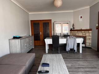 Ontdek dit lichtrijk appartement op de tweede verdieping in het centrum van Roeselare.De indeling is als volgt:. Ruime inkomhal. Woonkamer. Keuken...