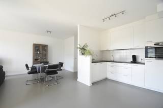 Dit aangename appartement biedt een praktische indeling en een comfortabele woonomgeving.Je komt binnen in de gezellige leefruimte, ingericht met een...