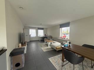 Deze nieuwbouwwoning is centraal gelegen in het centrum van De Pinte. Deze woning is ideaal gelegen voor elk doorsnee gezin. U kan er genieten van...
