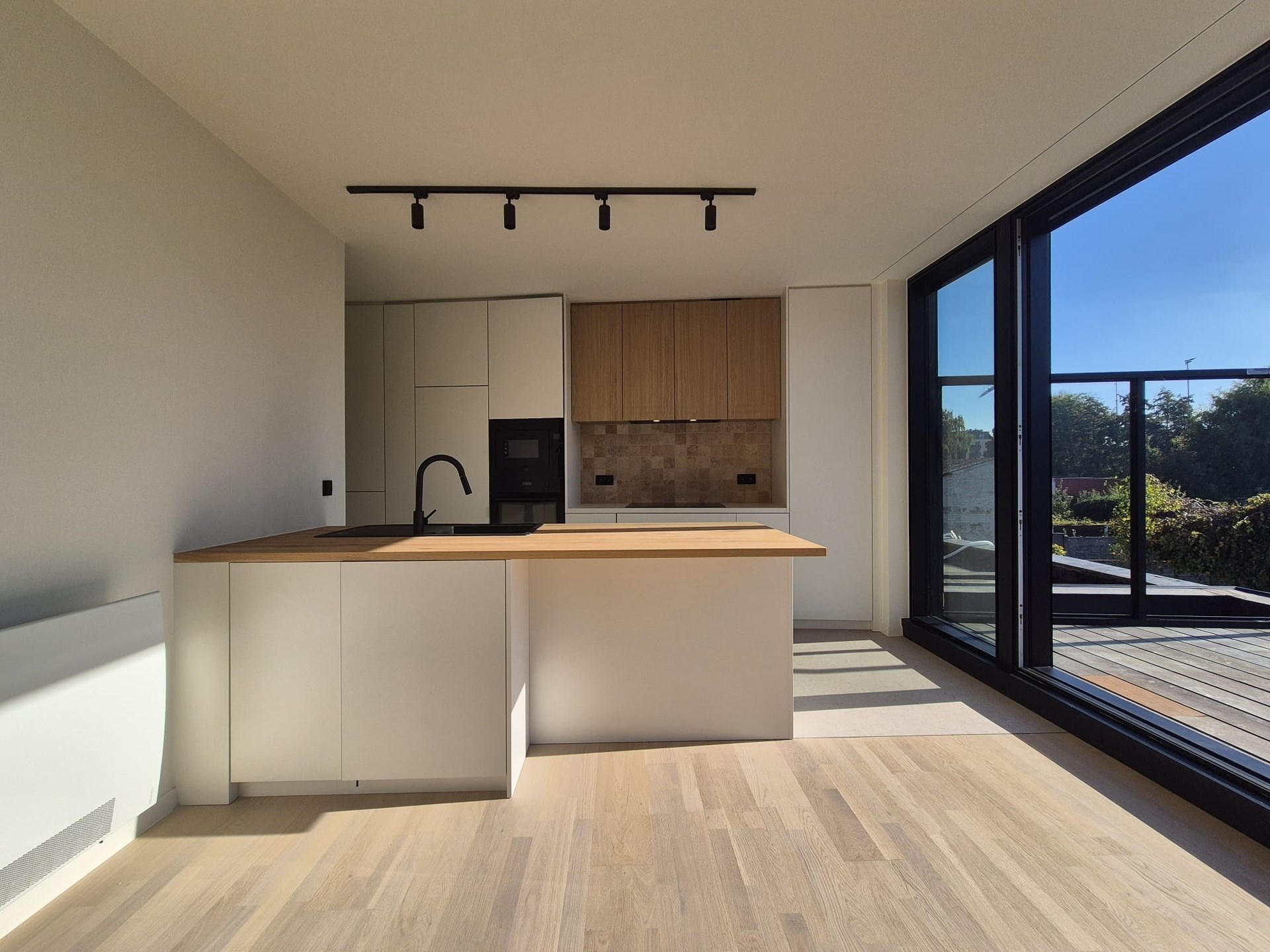 Ruime en luxueus afgewerkte duplex met 4 slaapkamers, terras en tuin. - foto 5