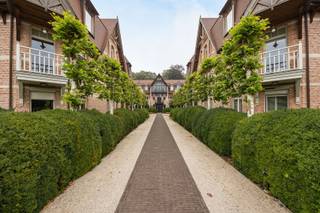 <p><span>EXCLUSIEF VASTGOED:</span></p><p><span>Ontdek deze adembenemende PENTHOUSE in het hartje van Schilde, waar stijl en luxe samenkomen in een harmonieus geheel.</span></p><p><span>Prachtig en ruim villa-appartement van 222m², onlangs zeer stijlvol gemoderniseerd, gelegen in de "Residentie Hof ter Schilde" op wandelafstand van winkels en horeca.<br /><br />In één van de drie prachtige gebouwen op het afgesloten domein met mooie parktuin, vindt u op de bovenste verdieping deze luxueuze penthouse met onder meer twee ruime slaapkamers, twee badkamers en een riante leefruimte. Het appartement is voorzien van een hoogwaardige afwerking met kwaliteitsvolle materialen en technieken.<br /><br />INDELING: het appartement is bereikbaar via een lift die rechtstreeks uitkomt in de inkomhal. Bij het binnenkomen wordt u verwelkomd door een indrukwekkende hal / gang, een gastentoilet en tevens toegang tot een aparte traphal.<br /><br />Via een prachtige smeedijzeren dubbele glazen deur bereikt u de royale leefruimte (ca. 74m²) met een salongedeelte voorzien van gashaard en TV-meubel en een ruime eetkamer. Dubbele openslaande deuren geven toegang tot het zuid-west gericht terras (ca. 16m²).<br />Aansluitend is er een knappe open keuken, volledig uitgerust met hoogwaardige apparatuur en een riant eiland. Tevens is er een aangename ontbijttoog en achterliggende bijkeuken met extra koelkast, diepvriezer en aansluitingen voor de wasmachine en droogkast. Eveneens een technische ruimte met extra berging.<br /><br />De hoofdslaapkamer is voorzien van een dressing (ca. 11m²) die toegang geeft tot de slaapkamer (ca. 22m²) met balkon en de badkamer (ca. 15m²) op natuurstenen vloer met riante inloopdouche, dubbele wastafel en toilet.<br />De tweede slaapkamer of kantoor (ca. 18m²) beschikt over een ensuite douchekamer met inloopdouche en wastafel.<br /><br />GARAGE EN BERGING: Ondergronds is er een dubbele garagebox (2 wagens + bergruimte) met een automatische poort (+50.000€) en er is nog een afzonderlijke bergruimte (+10.000€). <br /><br />ALGEMEEN: Vloerverwarming en radiatoren, airco, CV op gas, houten ramen met vliegenramen, massieve eiken parketvloeren en natuurstenen vloeren, veel ingemaakte kasten, duotecno domotica, overal data-aansluitingen, alarmsysteem, veiligheidsdeuren (ook tussen lift en appartement), lift, videofoon en toegangsdeuren/-poorten met code. </span></p><p><span>Overname van meubilair, gordijnen en verlichting in overleg.</span></p><p><span>Een ware droomwoning voor wie houdt van luxe tot in de kleinste details, </span><span>een warm gevoel aan huiselijke sfeer, </span><span>prima onderhouden, gewoonweg een pareltje, contacteer ons voor bijkomende informatie en plan uw bezoek!</span></p><p><span> </span></p><p><span> </span></p>