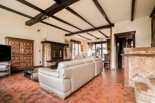 Te renoveren woning met grote tuin en eigen bos in rustig Bonheiden. Omgeven door groen en op wandelafstand van het natuurdomein Mispeldonk en de...