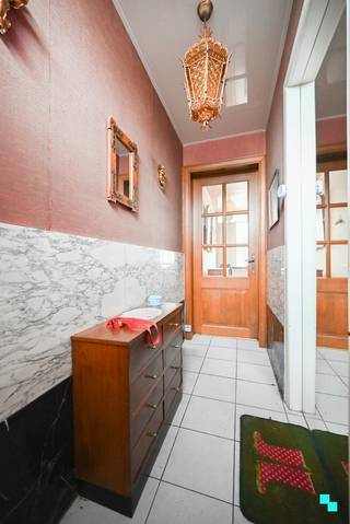 Te renoveren ééngezinswoning met vier slaapkamers, garage en vrij veel stockagemogelijkheden. De gesloten bebouwing is gelegen op een...