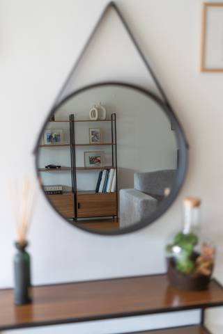 <p>Op wandelafstand van het centrum van Sint-Niklaas vind je dit modern afgewerkt appartement, ideaal gelegen nabij winkels, scholen en openbaar vervoer. Het appartement combineert een ruime indeling met een hoogwaardige afwerking en beschikt bovendien over een ondergrondse garage met autolift (verplicht bij aan te kopen voor €30.000) én een extra privatieve berging (verplicht bij aan te kopen voor €20.000) bovenaan het gebouw.</p>

<p>- 2deV:<strong> </strong>Via de lift bereik je de inkomhal (8m²) voorzien van een apart toilet en ingemaakte kasten. Vanuit de inkomhal kom je in de ruime open keuken(16m²)  met kookeiland, uitgerust met een combi-oven, inductiekookplaat, vaatwasser en tal van ingemaakte kasten. Aansluitend vind je de royale living (46m²) die dankzij de grote raampartijen veel lichtinval geniet en toegang geeft tot het eerste terras (12m²). Naast de living is er een aparte berging, ideaal voor extra opbergruimte.</p>

<p>De nachthal (3m²) geeft toegang tot de slaapkamers: een master bedroom(17m²) met eigen terras (8m²), en een tweede slaapkamer (8m²). De badkamer (9m²) is uitgerust met een ligbad, een inloopdouche, dubbele wastafel en aansluitingen voor was- en droogmachine.<br /><br />Dit appartement is perfect voor wie op zoek is naar ruimte, kwaliteit en comfort in hartje Sint-Niklaas.</p>