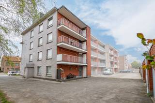 Deze duplex, hoekapp van ca 137m2 is gelegen op de 3de - 4 de verdieping van een kleinschalig appartementsblokje en heeft de ideale ligging. De indeling is als volgt: inkomhal, aangename leefruimte, keuken voorzien van toestellen, aparte berging. De nachthal geef toegang tot de 3 slaapkamers en de badkamer. Inclusief aparte garagebox. Er is een offerte voor het plaatsen van nieuwe pvc ramen en deze werken zullen ook nog uitgevoerd worden door de huidige eigenaar. Het appartement is momenteel verhuurd. extra's: lift aanwezig in het gebouw, terrassen werden reeds vernieuwd.