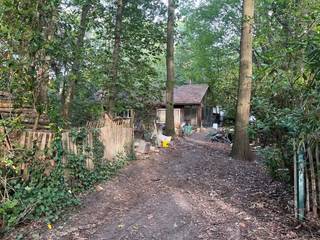 Deze te renoveren woning is schitterend gelegen in een gebied voor verblijfrecreatie in het landelijke Essen-Wildert, vlakbij de grens met Nederland. Als u op zoek bent naar een groene, bosrijke omgeving waar het heerlijk rustig toeven is, dan bent u hier zeker aan het juiste adres. Het spreekt voor zich dat de perceelsoppervlakte van 1.912m² hiervoor de grote troef uitmaakt. De gelijkvloerse woning zelf dient volledig gerenoveerd te worden, maar toont zeker potentieel. Ze bestaat uit een ruime woonkamer met open keuken, 2 slaapkamers, een apart toilet en een badkamer met ligbad en toilet. Bovendien bevindt er zich op het terrein een ruime tuinberging, waarin allerhande tuinmateriaal, fietsen,... gestockeerd kunnen worden.