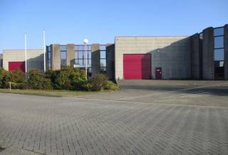 Magazijn 973m²:- nieuwbouw- betonconstructie met geïsoleerde wanden in silexplaten en geïsoleerd dak.- vrije werkhoogte : +/- 6 m- polybetonvloer met...