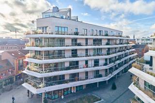 <span><span><strong>Geniet van 6% btw, ook interessant voor investeerders! Informeer naar de voorwaarden.</strong><br /><br />De Bonnefant, Wonen in het midden van de stad en toch omgeven door groen. Een iconisch gebouw op een centrale en culturele locatie waar er ruimte is voor luxe, een onvergetelijke woonervaring of zorgeloos wonen in een assistentiewoning. <br /><br />Tussen de gebouwen van De Bonnefant is een <strong>groene doorsteek</strong> gecreëerd die de Demerstraat rechtstreeks verbindt met het begijnhof. Gezellig vertoeven in één van de twee gemeenschappelijke binnentuinen of liever een barbecue met de buren? Bovendien hebben de terrassen geïntegreerde plantenbakken die zijn uitgerust met een automatisch beregeningssysteem. Een extra groene beleving is verzekerd.<br /><br />Het bestaande RTT-gebouw is volledig gerenoveerd met het behoud van de Hasseltse authenticiteit en verder uitgebreid met energiezuinige nieuwbouw. Parkeren in het centrum is geen evidentie maar toekomstige bewoners van De Bonnefant kunnen parkeren in de ruime ondergrondse parkeerplaats. Je kan ook je fiets kwijt in de fietsenstalling. <br /><br /></span></span>
<p><strong>ASSISTENTIEWONINGEN<br /></strong>Centraal gelegen of rust en persoonlijk comfort? In deze assistentiewoningen hoef je niet te kiezen. 1 of 2 slaapkamers, compact maar alle moderne comfort. Wonen zonder zorgen! Geniet van een uitgebreid pakket aan services en diensten van <strong>erkende zorgpartner</strong> <strong>Begralim</strong>. Zo staat er dag en nacht een <strong>hulpverlener</strong> klaar via een oproepsysteem en kan je een keer per week terecht bij de <strong>woningassistent</strong> voor al je zorgen. Je krijgt bovendien voorrang om te verhuizen naar het Hasseltse woon-en zorgcentrum Sint-Elisabeth. En dit alles voor een<strong> lage vaste dagprijs</strong><strong> van 3€</strong>.</p>
<p><strong>Investeren zonder zorgen</strong></p>
<p>Als investeerder hoef je je geen zorgen te maken over de uitbating van de assistentiewoningen. Die gebeurt door Begralim, een gekende naam in Hasselt. Indien gewenst, neemt Begralim de verhuring voor haar rekening. Later zelf nood aan een assistentiewoning? Dan ben jij natuurlijk verzekerd van een comfortabele assistentiewoning in De Bonnefant.</p>
<p>GENIET NU VAN <strong>6% btw</strong> (onder voorwaarden)</p>
<p>Enkele voordelen op een rijtje:<br />-slechts 12% btw op constructiewaarde (of *6% indien u als koper in aanmerking komt)<br />-vrijgesteld van onroerende voorheffing<br />-onmiddellijk bewoonbaar<br />-verhuur en dienstverlening via Begralim (https://begralim.be/)<br /><br /></p>
<span><strong>ASSISTENTIEWONING A2 AS 04</strong> - verdiep 2<br />- bewoonbare oppervlakte: 86,93 m²<br />- oppervlakte terras: 19,44 m²<br />- leefruimte met open keuken<br />- terras met zicht op de gezellige verkeersvrije Bonnefantensteeg<br />- ruime slaapkamer met ensuite-badkamer<br />- berging<br /><br />Vermelde prijs is exclusief ondergrondse parkeerplaats en exclusief registratie, btw en notariskosten.<br /><br />Alle assistentiewoningen werden intussen volledig afgewerkt en zijn <strong>onmiddellijk bewoonbaar. </strong>Wij ontzorgen je ook voor de <strong>verkoop</strong> van je <strong>huidige woning</strong>! Voor meer uitleg helpen we je graag verder.</span>