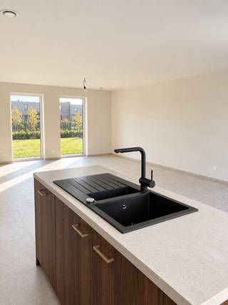 <strong>Nieuwbouwwoningen te koop te Ieper</strong><br /><br />“DE VLOEI” Lot 130<br /><br />Nieuwbouwwoning met tuin !<br /><br />Duurzame 3 slaapkamer woning voorzien van warmtepomp, vloerverwarming, ventilatiesysteem D en zonnepanelen.<br />E-peil 20 !<br /><br />Volledige afwerking : Keuken, vloerafwerking beneden en boven, terras, tuin, ...<br /><br />Woning voorzien van :<br />* inkomhal, vestiaire , toilet<br />* lichtrijke leefruimte<br />* Ruime open keuken <br />* Wasplaats <br />* Tuin met tuinberging<br /><br />Verdieping :<br />* 3 slaapkamers<br />* Badkamer (dubbel meubel, inloopdouche , bad , toilet)<br />* Bovenberging<br /><br />E-peil max 20 !<br /><br />Neem contact voor een bezoek via 051 21 11 11 of matias@imfiro.be
