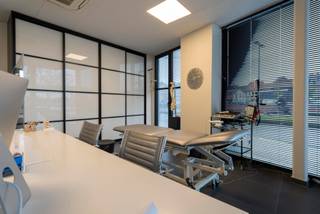 Bent u op zoek naar een kantoorruimte of praktijkruimte op een super aangename locatie? Dan hebben wij de oplossing !!! Met het prachtig zicht op...