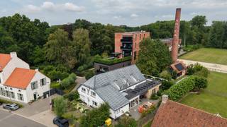Gelegen op de grens met Schilde en Schoten, deze een voormalige B&B voorzien van 8 slaapkamers met 8 badkamers, een tuin en een ruim bijgebouw. Ideaal voor een groot (nieuw samengesteld) gezin. <br /><br />Gelijkvloers:<br />Inkomhal met toegang tot een slaapkamer/buro met eigen badkamer voorzien van wc, wastafel e n douche. Rechts vanuit de inkomhal toegang tot een ontbijtkamer met open keuken en toegang tot een eerste zitruimte en een open buro en een bezoekerstoilet. Achter de slaapkamer een ruime wasplaats met toegangtot de stookruimte. Achter de dienstgang bereikt men de ruime woonkamer met naastgelegen leefkeuken met centraal kookeiland en de toegang tot het achterliggend terras. Vanuit de zitruimte bereikt men nog een 2de slaapkamer met eigen dressing en badkamer voorzien van ligbad en wastafel. Tussensas/nachthal met toegang tot een toilet. Verder nog een 3 de slaapkamer met eigen badkamer voorzien van douchecel en wastafel.<br /><br />1ste Verdieping:<br />Centrale overloop met toegang tot 6 slaapkamers en 5 badkamers/<br /><br />Zolder:<br />Ployvalente zolderruimte.<br /><br /><br />Kelder:<br />Een beperkte kelder in één compartiment.<br /><br /><br />Buiten:<br />Langsheen de woning en achter de woning nog een terras, een tuin met een zwembad 3,65 x 10,99 m (inplanting nog met de gemeente Wijnegem dienst Ruimtelijke Ordening te bespreken)<br />Een ruim bijgebouw 8 van 7 m² met overdekt terras.<br />Het eigendom is volledig omheind.<br /><br />Extra:<br />Op het dak nog 20 zonnepanelen aanwezig.<br />Regenwaterput van 10.000L<br /><br />Plan vandaag nog uw bezoek en krijg zo een duidelijker beeld van de vele mogelijkheden van dit eigendom.