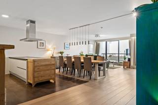 Dit appartement is gelegen in “Residentie Hertogenpark”.<br /><br />Bij het binnenkomen in het appartement heb je een ruime inkomhal. Aan de linkerzijde is er een vestiairekast, perfect om jassen en schoenen op te bergen. Rechts bevindt zich eveneens een gastentoilet met handenwasser en een zeer ruime berging / wasplaats.<br />Als je verder loopt, kom je in de lichte woon- en eetkamer met open geïnstalleerde keuken. De ruimte is overweldigend licht dankzij de grote ramen die uitkijken op het terras, gericht op het Zuid-Westen. De open keuken sluit naadloos aan op de woonkamer. Het is een moderne, volledig uitgeruste keuken met ingebouwde koelkast, oven, kookplaat, vaatwasser, enz… .<br /><br />Als je door de nachthal loopt, bereik je de logeerkamer van 5,52m x 2,20m met aansluitend een uitgeruste douchekamer.<br />De hoofdslaapkamer is 4,03m x 3,40m met <u>aansluitend een dressingruimte</u> (met 2 ingemaakte kasten van 4 deuren elk). De ensuite badkamer heeft een mooi modern lavabomeubel met dubbele spoeltafel, opbergschuiven en spiegelkastjes, een grote opberghangkast, een privatieve toilet en een ligbad.<br /><br />Tenslotte, op niveau -1 vind je een ruime kelder +/-9m², <u>welke is inbegrepen in de verkoopprijs.</u><br /><br />Mogelijkheid tot aankoop van een ondergrondse autostaanplaats aan € 25.000,-.<br /><br /><strong>Zeer gunstig EPC score 107kWh/m² jaar = net een B score!<br />Conform elektriciteitsattest en een gunstig asbestattest. </strong><br /><br />Door de bouwwijze (dikke betonnen muren, plafond en vloeren) en de ligging ervaar je binnen in het appartement een totale stilte en rust. Voor de hoogte is het voor een groot deel van het jaar aangenaam vertoeven op het terras.<br />Overal in het appartement ligt een doorlopende parketvloer, behalve in de inkomhal, waar marmer ligt en in de badkamers en de keuken waar gekozen is voor onderhoudsvriendelijke materialen.<br /><br /><strong><u>Woordje uitleg over deze unieke Residentie:</u></strong><br /><strong><em>Residentie ‘Hertogenpark’</em></strong><em> of hoe wonen resideren wordt!<br /><strong>Op 100 meter van de Jan Van Rijswijcklaan en in de Markgravebuurt bevindt zich deze hoogstaande Residentie ‘Hertogenpark’. Wonen met een hotelgevoel is hier de standaard. De royale inkomhal, die trouwens volledig vernieuwd werd maakt dit al van bij het binnenkomen van het gebouw duidelijk. Het gemeenschappelijke binnenzwembad en de aansluitende saunaruimte zorgen voor ontspanning, net als de lounge waar geregeld exposities en kleinschalige concerten plaatsvinden voor de liefhebbers. Eveneens is er in de ondergrondse garage een ruime wasplaats voor de wagen! Ook het comfort van de bereikbare conciërge is niet te onderschatten: pakjes worden in ontvangst genomen, het gebouw wordt tot in de puntjes verzorgd en het afval wordt op elke verdieping gesorteerd en verzameld. De mobiliteit is bovendien ideaal: vlakbij de invalswegen om vlot in en uit de stad te rijden, op wandelafstand van openbaar vervoer en met allerlei winkels op enkele stappen van het appartement.<br />De veiligheid, orde en netheid welke door de 2 conciërges dagelijks wordt opgevolgd en welke beurtelings van dienst zijn zorgen voor een rustige, sfeervolle en aangename bewoning. De beveiligde ondergrondse parkings en de grote terrassen geven een perfecte samensmelting van luxe en comfort. Mensen die niet de zorg van een villa willen, maar wel de geborgen luxe van een residentieel appartement, vinden in de Residentie precies wat ze zoeken.</strong></em><br /><br /><br /> 