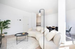 LAEKEN, vlak bij het kanaal en alle voorzieningen, prachtige nieuwe duplex met 2 slaapkamers en een bewoonbare oppervlakte van ± 99 m², gelegen op de 2e verdieping. De indeling is als volgt: inkomhal, woonkamer van ± 27 m², volledig uitgeruste keuken, 2 aparte toiletten, berging, 2 slaapkamers (± 14 m² en ± 13 m²), waarvan één met toegang tot het terras, badkamer, wasruimte (aansluiting voor wasmachine/droger) en kelder. Alle oppervlakten zijn bij benadering. EPB: B+: 7,57 kg/(m²/jaar). Kosten: 90 €/maand (gemeenschappelijke kosten). Direct beschikbaar.