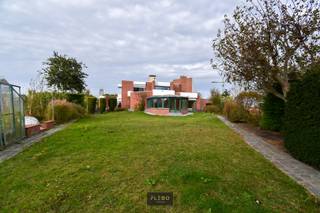 Op een unieke locatie in Blankenberge, volledig omringd door water, rust en natuur, vindt u deze uitzonderlijke villa op een privaat schiereiland...