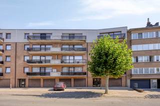 <p>immo DAVID stelt voor: gezellig 1-slaapkamerappartement met terras en overdekte staanplaats te Zellik.</p>
<p>Ontdek dit verzorgde appartement, gelegen op de eerste verdieping van een kleinschalige residentie met slechts 12 appartementen. Dankzij de aanwezigheid van een lift en de praktische indeling biedt dit appartement een aangename combinatie van comfort en gebruiksgemak.</p>
<p>De lichtrijke woonkamer van 26 m² vormt het hart van het appartement en biedt voldoende ruimte voor een gezellige zit- en eethoek. Aansluitend bevindt zich de semi-uitgeruste keuken.</p>
<p>Verder beschikt het appartement over een comfortabele slaapkamer van 12 m² en een badkamer uitgerust met een ligbad met douchefunctie, een lavabo, een toilet en aansluitingen voor een wasmachine en droogkast.</p>
<p>Het zuidgerichte terras van 7 m² vormt de ideale plek om in alle rust te genieten van de zon.</p>
<p>Een extra troef is de privatieve overdekte staanplaats van 21 m², die zorgt voor extra comfort en parkeergemak.</p>
<p>Dankzij de gunstige ligging in Zellik bevindt u zich vlak bij de ring, het centrum van Brussel, het UZ Jette, scholen, openbaar vervoer, winkels, het Laarbeekbos en fietssnelweg.</p>