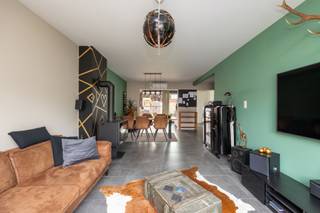 NIVEAU -1Kelder 8m².NIVEAU 0Inkomhal, voorzien van afzonderlijk gastentoilet.Leefruimte 35m², voorzien van houtkachel.Keuken 15m², voorzien van oven,...