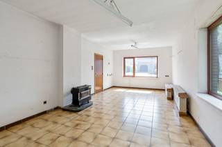 Deze te renoveren/verder af te werken woning is gelegen in een zijstraat van de Hasseltsesteenweg (verbindingsweg tussen Hasselt en...