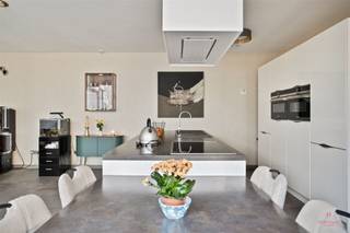 In een groene en bijzonder rustige omgeving bevindt zich deze recente en perfect onderhouden bungalow (2019), waar hedendaags wooncomfort...
