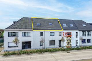 Op wandelafstand van het strand en de duinen bevindt zich dit charmante dakappartement in een karaktervol gebouw uit 1933, volledig gerenoveerd in 2012. Met een bewoonbare oppervlakte van ca. 50 m² en een EPC-label B (197 kWh/m²) is dit een energiezuinige en instapklare woonst, ideaal als tweede verblijf of investering.<br /><br />Het appartement beschikt over een lichtrijke woonkamer (waar men ook nog een slaapbank kan voorzien) met open keuken, voorzien van koelkast, keramische kookplaat, dampkap en opbergruimte. Verder omvat het een comfortabele slaapkamer, badkamer met ligbad en lavabo, afzonderlijk toilet en nachthal met toegang tot de zolder.<br /><br />Uniek is de privatieve tuin van ca. 50 m² met tuinhuis en afsluiting, een zeldzame troef aan de kust. Het gebouw biedt bovendien een gemeenschappelijke fietsenberging (plaats voor 2 fietsen per appartement) en afvalberging.<br /><br />Dankzij de uitstekende ligging nabij strand, winkels en openbaar vervoer is dit appartement niet enkel perfect voor eigen gebruik, maar ook een interessante opbrengsteigendom met bewezen verhuurwaarde van ca. €130 per nacht in vakantieverhuur.<br /><br />Neem voorsprong met een vrijblijvende en gratis schatting van uw eigendom via:<br />http://www.residentievastgoed.be/gratisonlineschatten
