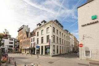 <p>De ochtend begint hier met het zachte geroezemoes van de stad die wakker wordt rond de Wapper. Even langs de bakker, een koffie to go, en je staat zo weer binnen voor je eerste meeting of een rustige start van de dag. Alles ligt hier op wandelafstand, van de Meir tot een snelle lunch bij Cobra City.</p><p> </p><p>Achter die mooie, authentieke gevel op nummer 50 kom je binnen in een kleinschalig gebouw. Hier leef je in het centrum van de stad, op het ritme van de stad en heb je binnenkort een vernieuwd Wapperplein voor de deur. Parkings, metro, velostations zijn allen om de hoek. Shoppen? Op 5 minuten sta je in je favoriete winkel. Nadien een glaasje op de markt of pintje in de Varkenspoot!</p><p> </p><p><span>-</span><span> </span>Kleinschalig gebouw</p><p><span>-</span><span> </span>Hartje van de stad</p><p><span>-</span><span> </span>Momenteel verhuurd, ook ideaal als investering</p><p> </p><p>Het appartement zelf voelt ruim aan, dankzij de hoge plafonds <span> </span>en vele ramen die het licht vrij spel geven. Je stapt binnen en komt in de leaefruimte terecht, waar koken, eten en ontspannen naadloos in elkaar overlopen. Geen overbodige franjes, wel een logische indeling op een mooie oppervlakte, die gewoon klopt, hier voel je dat het goed zit.</p><p> </p><p>De slaapkamer ligt achteraan, lekker rustig, groot genoeg voor een volwaardig bed en een kast zonder dat je moet puzzelen. De badkamer is praktisch en verzorgd, precies wat je nodig hebt zonder gedoe.</p><p> </p><p>Alles samen een éénslaapkamerappartement dat zich makkelijk laat bewonen, of verhuren.</p><p> </p><p>Als je hier eens wil binnenwandelen, laat gerust iets weten. Het voelt hier sneller vertrouwd dan je zou denken. stad@sinjoor.be of bel ons op 03 283 05 00</p>