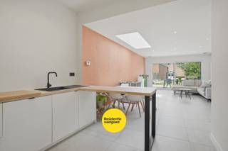 Kijkdag op zaterdag 4 juli - op afspraak!<br />Deze volledig gerenoveerde rijwoning in Sint-Kruis combineert hedendaags wooncomfort met een uitstekende ligging vlak bij de Brugse binnenstad. Supermarkten, bakker, scholen en diverse sport- en ontspanningsmogelijkheden bevinden zich op wandelafstand. Ook het openbaar vervoer en de belangrijkste invalswegen zijn vlot bereikbaar. De woning werd in 2023 totaalrenoveerd en biedt circa 150 m² bewoonbare oppervlakte op een perceel van 187 m². Op het gelijkvloers bevinden zich een inkomhal, een ruime en praktische berging met plaats voor fietsen en aansluitingen voor wasmachine en droogkast, een apart toilet en een lichtrijke leefruimte met dakkoepel en schuifraam naar de tuin. De volledig uitgeruste keuken beschikt over kwalitatieve toestellen van Bosch, AEG en Smeg. De eerste verdieping telt twee volwaardige slaapkamers en een ruime badkamer met ligbad, inloopdouche, dubbele lavabo en toilet. De zolderverdieping biedt een extra kamer van circa 19 m² en een technische berging. Achteraan ligt een aangename tuin van circa 113 m². Dankzij EPC-label A, conforme elektriciteit, ventilatiesysteem D, 8 zonnepanelen en een regenwaterput van 10.000 liter geniet u hier van energiezuinig wooncomfort zonder renovatieverplichting.<br />De vermelde prijs is een richtprijs. Elk bod hoger of lager dan de vermelde prijs wordt overgemaakt aan de eigenaar die zich het recht voorbehoud om dit al dan niet te aanvaarden. EPC: 81 kWh/(m2jaar) - energielabel A! (Vg, Gmo, Wg, Gvv, Gvkr) Ref. BR00431