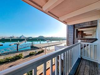 Appartement clé en main situé sur port de plaisance avec vue sur le chenal et la promenade de Nieuport à 2,5 km de la mer.            Disposition: hall d'entrée, toilette séparée, séjour lumineux avec cuisine ouverte, terrasse spacieuse avec vue sur le port de plaisance, débarras séparé, 2 chambres à coucher, dont une avec accès à la 2ème terrasse avec une terrasse orientée au sud, salle de bain avec baignoire et lavabo.<br />Possibilité d'acheter un box de garage simple dans le même bâtiment au niveau -1, dimensions : 5m30 x 3m15.<br />Vendu sous forme de bail emphytéotique, construit dans une zone  portuaire.