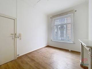<strong>BRUSSEL: Vlakbij het Ambiorixplein, het Jubelpark en alle voorzieningen, appartement met 1 slaapkamer van ± 40m² gelegen op de begane grond zonder lift. Het is als volgt ingedeeld: woonkamer, keuken met gasfornuis, slaapkamer van ± 9 m² en een doucheruimte met toilet. Kosten: voorzieningen van 30€/maand inclusief gemeenschappelijke kosten. EPC G. Beschikbaar : 01/10/2026.</strong><br /><br /><span>Op de begane grond zonder lift:</span><br /><br /><br />- Woonkamer van ±14 m²<br />- Keuken met gasfornuis<br />- Slaapkamer van ±9 m²<br />- Doucheruimte met toilet