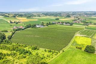 Deze unieke eigendom op 18 hectare, topgelegen op de Kwaremont, biedt enorm veel potentieel en bestaat uit:* prachtige omwalde hoevewoning (in de...