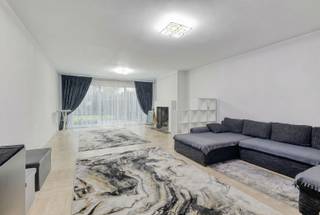 <strong>+++OPENDEURMOMENT 11 juli van 10u-12u+++</strong><br />Deze zeer ruime tussenwoning met 5 slaapkamers, inpandige garage, aparte woonunit van ca. 70 m² en een zuidgerichte tuin biedt dankzij de royale bewoonbare oppervlakte en de doordachte indeling tal van mogelijkheden voor grote gezinnen, kangoeroewonen of wie op zoek is naar extra ruimte om wonen en werken te combineren.<br /><br /><strong>Ligging:</strong> De woning is gelegen langs de Ardooisesteenweg, een vlot bereikbare verbindingsweg richting Ardooie. Dankzij de nabijheid van winkels, scholen, openbaar vervoer en het centrum van Roeselare geniet je hier van een praktische en centrale ligging. Bovendien is er een snelle aansluiting naar de E403, wat zorgt voor een uitstekende bereikbaarheid richting Brugge, Kortrijk en Gent.<br /><br /><strong>Indeling van de woning:</strong>
<ul>
	<li>Op <strong>het gelijkvloers</strong> kom je binnen via een ruime inkom die kan dienen als polyvalente ruimte. Deze biedt in de huidige indeling toegang tot het woongedeelte met hall, dressing, twee slaapkamers, een bureau, een badkamer, een woonkamer en een keuken die uitgeeft op een veranda. Verder bevindt zich op het gelijkvloers een ruime inpandige garage met extra bergruimte.</li>
	<li>Via de inkom bereik je tevens de aparte woonunit van ca. 70 m². Deze zelfstandige woonruimte is volledig los van het hoofdgedeelte en beschikt over eigen leefruimte en voorzieningen. Hierdoor is ze ideaal als kangoeroewoning, zorgwoning (onder voorbehoud van regelgeving), of voor inwonende familieleden die nood hebben aan privacy.</li>
	<li>De woning biedt daarnaast ook interessante mogelijkheden voor wie wonen en werken wil combineren. De ruimte aan de inkom kan mits de nodige vergunningen ingericht worden als kleine buurtwinkel, Lotto-punt, nachtwinkel, kantoor of praktijkruimte (medisch of paramedisch).</li>
	<li>Op <strong>het eerste verdiep</strong> geeft de nachthal toegang tot twee zeer ruime slaapkamers, een woonkamer, een keuken en een badkamer. Dit verdiep biedt extra woonruimte en flexibiliteit binnen de woning.</li>
	<li>De woning beschikt over een aangename, <strong>zuidgerichte tuin</strong> waar je de hele dag door kan genieten van de zon.</li>
</ul>
<strong>Troeven van de woning:</strong>

<ul>
	<li>Zeer ruime woning met tal van mogelijkheden.</li>
	<li>Aparte woonunit van ca. 70 m² (kangoeroewonen of aparte leefruimte).</li>
	<li>Mogelijkheid tot commerciële of professionele invulling (winkel, kantoor, praktijk).</li>
	<li>Ruime inpandige garage met extra bergruimte.</li>
	<li>4 private parkeerplaatsen.</li>
	<li>Dak en ramen reeds vernieuwd.</li>
</ul>
<br />Deze eigendom wordt aangeboden met een <strong>vanafprijs</strong>. Elk bod gelijk of hoger wordt voorgelegd aan de verkopers, die vrij zijn om een bod al dan niet te aanvaarden.<br /><br /><strong>Interesse? </strong>Neem contact op met ons kantoor voor meer informatie of plan een vrijblijvend bezoek via 051/201.400 | info@dicasa.be.