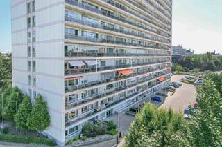 Dit ruime en lichtrijke appartement op de eerste verdieping biedt een aangename woonomgeving met een westgericht terras, waar je heerlijk van...