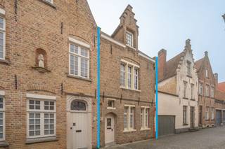 Stadswoning met 6 slaapkamers gelegen op een unieke ligging in het historisch centrum van Brugge in het Onze-Lieve-Vrouwe-Kwartier. Rustig gelegen dichtbij musea, gastronomische restaurants, winkels... Indeling als volgt: Op het gelijkvloers treft men de inkomhall, woonkamer met eetplaats, gesloten vernieuwde keuken en recente badkamer met ligbad, douche, toilet en wastafel. Op het eerste verdiep vindt men 3 slaapkamers (waarvan 1 slaapkamer kan dienen als 2de badkamer) en een apart toilet. Op het tweede verdiep is er een berging en 3 slaapkamers waarvan 2 met mezzanine. Verder beschikt de woning over een kelder, tuin met tuinberging. Mogelijkheid tot aankoop gesloten garagebox met extra staanplaats (75.000 euro).<br /><br />Voor meer informatie of een vrijblijvend bezoek, neem contact op met Michiel op het nummer 0473 255 533.