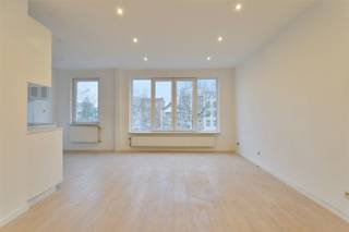 BERCHEM: Centraal gelegen pas gerenoveerd 2/3 slaapkamer appartement. Gelegen op  een 2de verdiep van een kleinschalig gebouw met lage algemene...