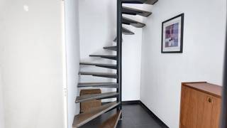 Ruime bel-etage te koop in Antwerpen — €419.000<br /><br />Van Urselstraat, 2060 Antwerpen<br /><br />Op zoek naar een ruime, karaktervolle woning op een centrale locatie? Deze verzorgde bel-etage werd in 2020 kwalitatief gerenoveerd en combineert comfort, ruimte en een aangename uitstraling.<br /><br />Troeven :<br />• Ca. 180 m² totale oppervlakte<br />• 3 slaapkamers, waarvan momenteel één als dressing ingericht<br />• Zonnig, zuidwestelijk georiënteerd terras<br />• Kwalitatieve parketvloer<br />• Miele-keukentoestellen & gasfornuis<br />• Ruime eigen garage<br />• Grote berging met toilet en aansluitingen voor wasmachine/droogkast<br />• Droge kelder onder de volledige woning<br />• EPC-label B<br />• Asbestvrij<br />• Elektrische installatie gekeurd<br />• Rolluiken<br />• Karaktervolle gevel en verzorgde afwerking<br /><br />Achteraan grenst de woning aan een groen steegje met een klein pleintje. Een rustige plek met extra groen en privacy, ondanks de ligging in de stad.<br /><br />Centrale ligging :<br />5 min. fietsen naar de Meir<br />10 min. fietsen naar het bruisend zuid<br />Metrohalte & Velo-station op wandelafstand<br />5 min. fietsen of 15 min. wandelen naar station Antwerpen-Centraal<br /><br />De combinatie van de ruime garage, berging, kelder, zonnig terras en centrale ligging maakt deze woning ideaal voor wie comfortabel en rustig in Antwerpen wil wonen.<br /><br />Vraagprijs: €419.000<br /><br />Interesse of graag een bezoek plannen? <br />shauniboya@gmail.com of 0496204201<br />